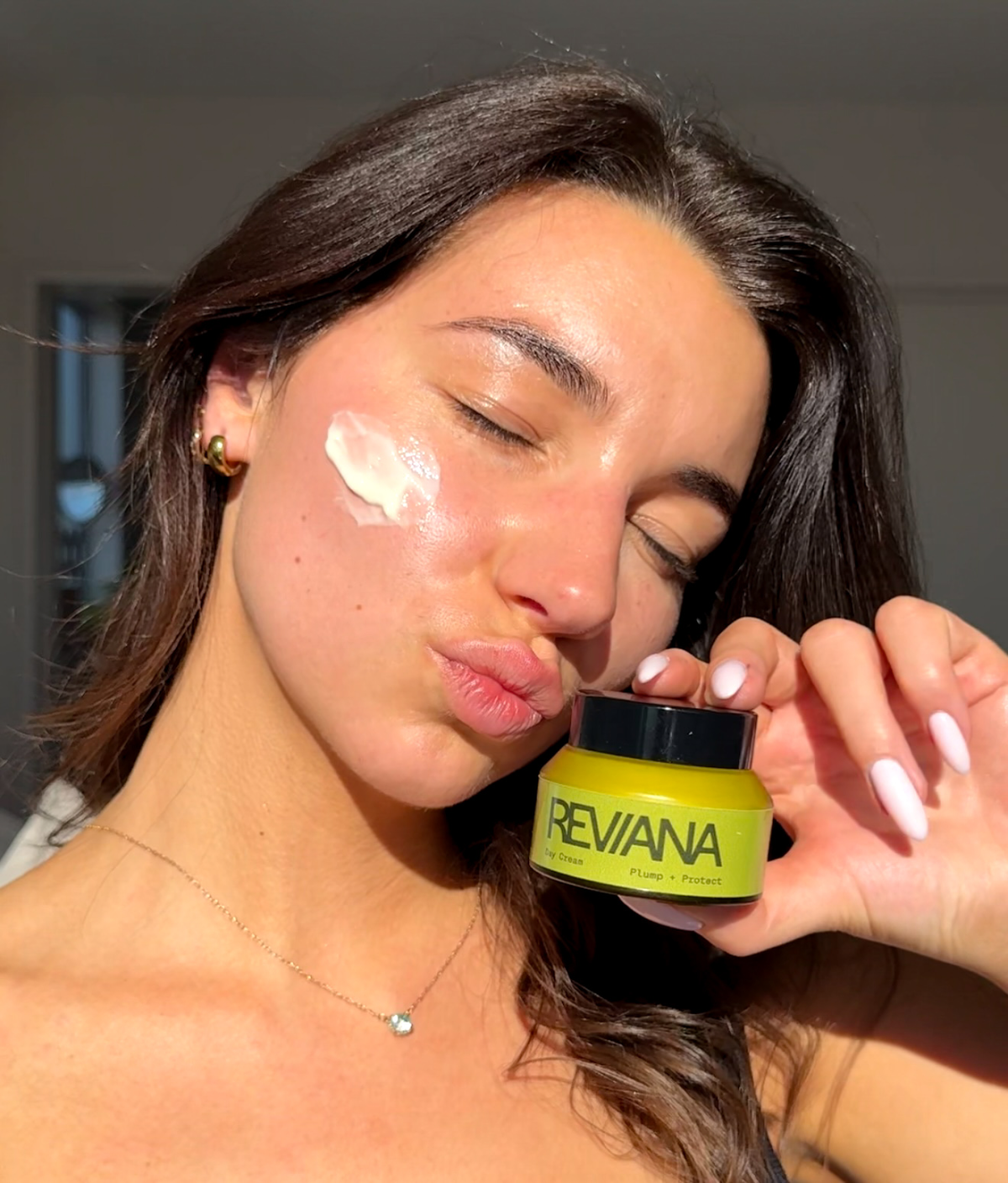 Reviana Day Cream applied