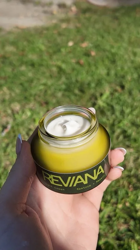 Reviana Night Cream outdoor